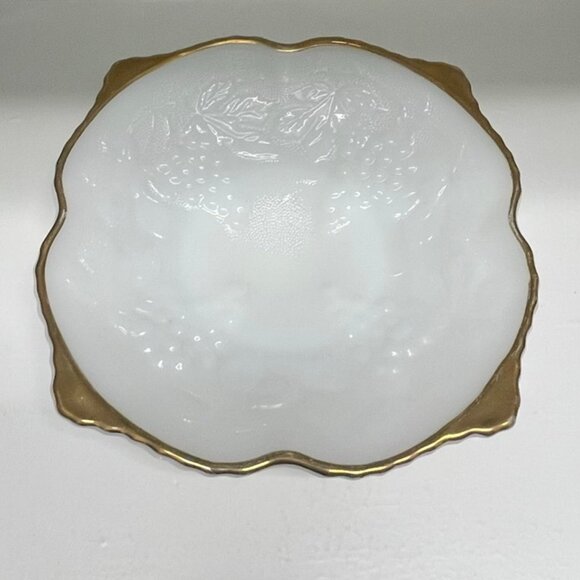 Vintage 1960's Anchor Hocking Milk Glass Grape Patterned Scalloped Serving Bowl - Picture 1 of 14